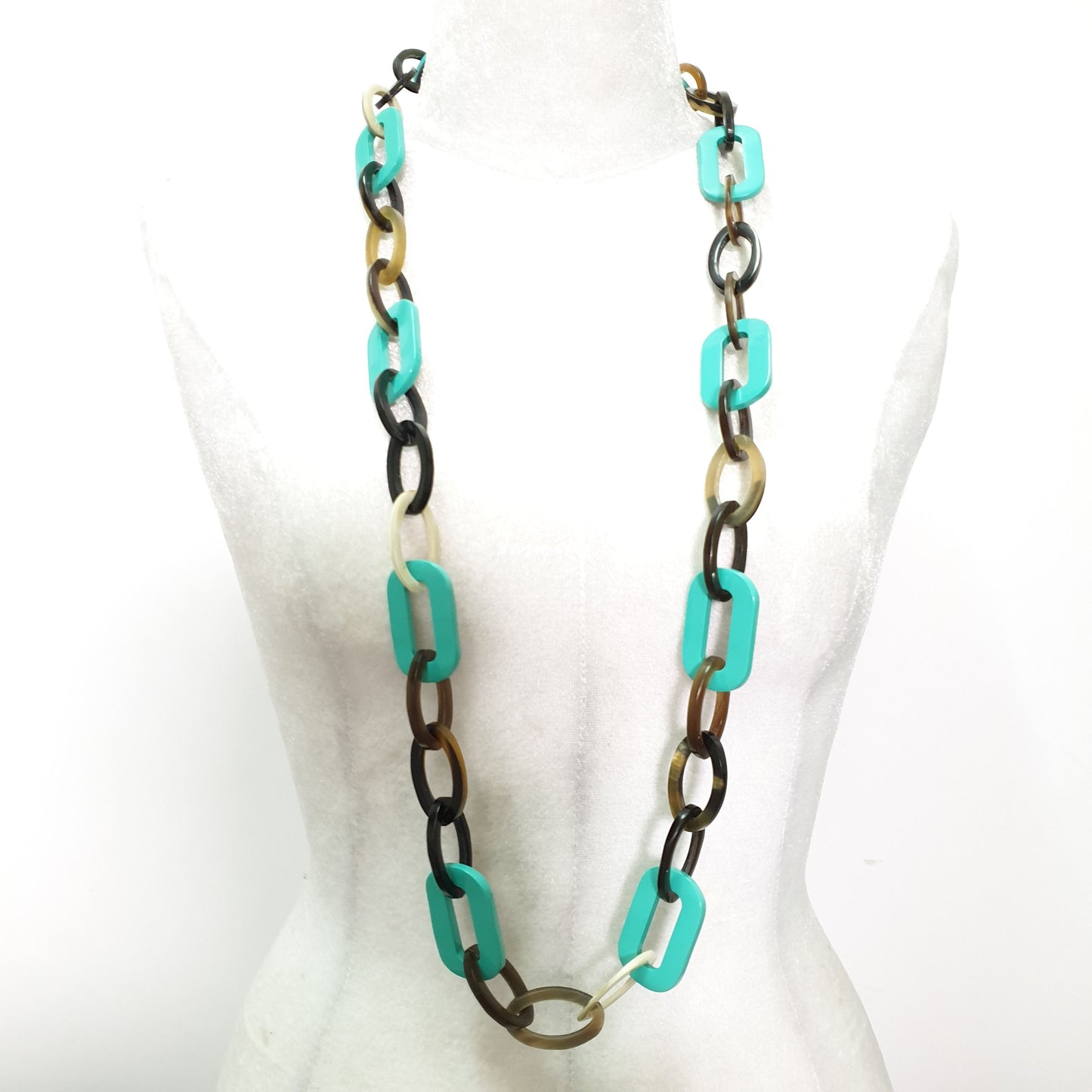 The necklace is designed with some large turquoise lacquer links in natural light, an impressive gift for her