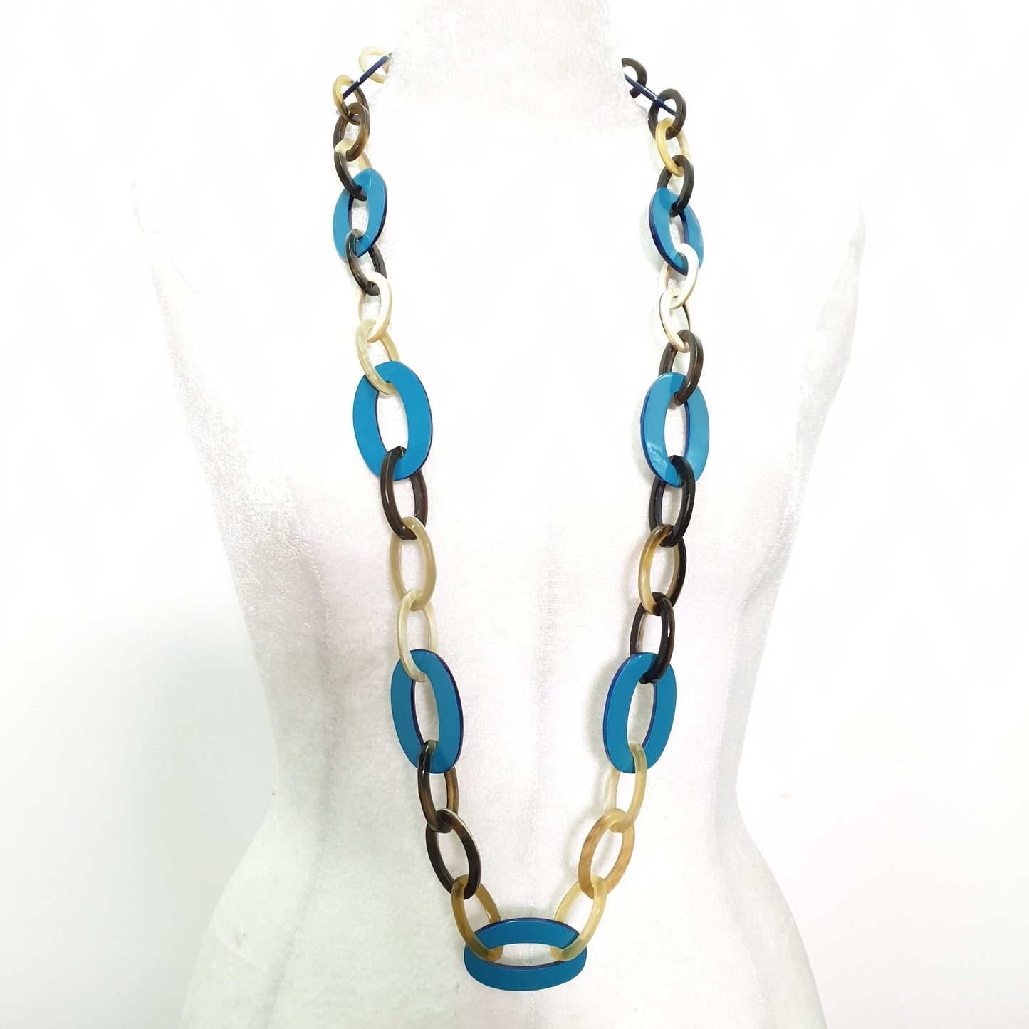 The necklace is designed with some large blue lacquer links in natural light, an impressive gift for her