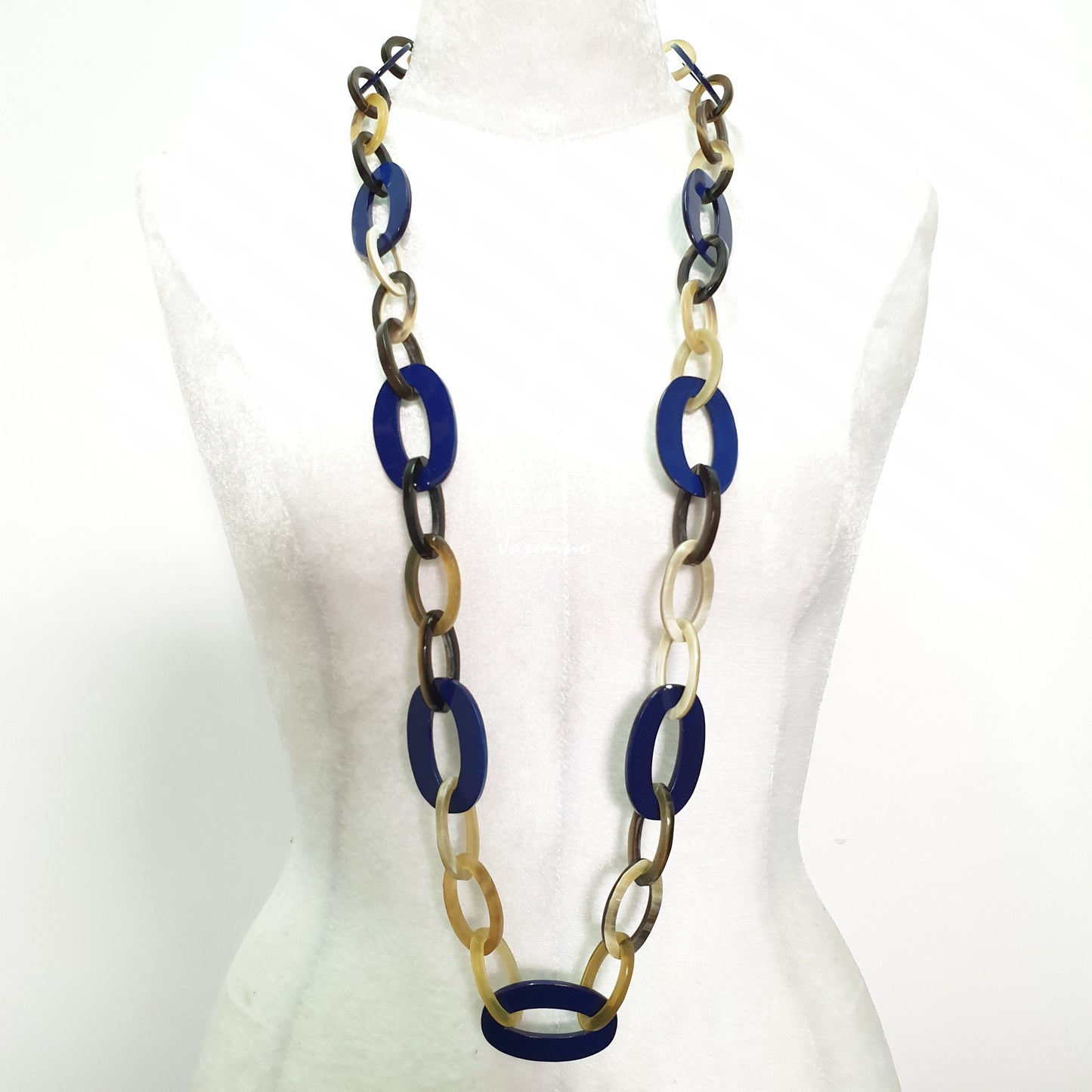 The necklace is designed with some large blue lacquer links in natural light, an impressive gift for her