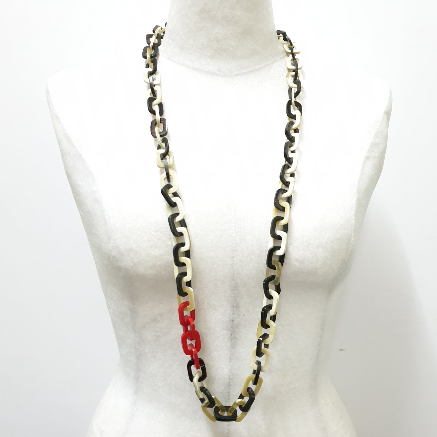 The necklace is designed with some red lacquer links in natural light, an impressive gift for her