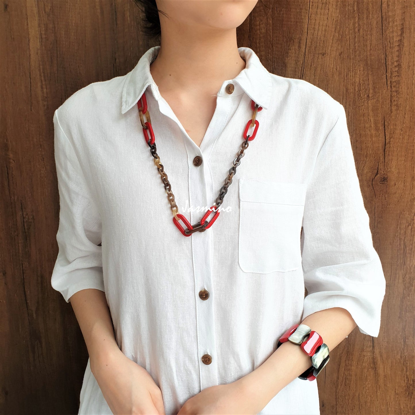 The necklace has some large red lacquered elliptical pieces in natural light, an impressive gift for her